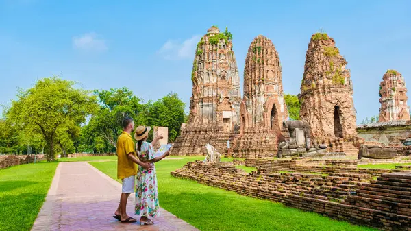 Ayutthaya Thailand Wat Mahathat Couple Men Women Hat Tourist Map — Stock Photo, Image