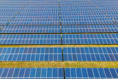 Tayland 'daki güneş enerjisi paneli alanı akşam ışığı, güneş enerjisi alanı