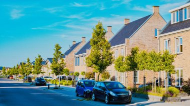Modern aile evleri olan Hollanda Suburban bölgesi, Hollanda 'da yeni inşa edilmiş modern aile evleri
