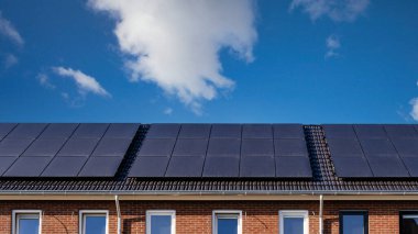 Çatıya güneş panelleri ve çatıda fotovoltaik panelleri olan yeni yapılmış evler. Güneş Panellerinin Çatı. 