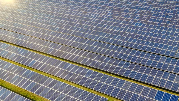 Tayland Güneş Enerjisi Yeşil Bir Alanda Güneş Panelleri Alanı — Stok fotoğraf