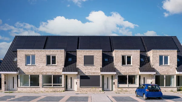 新盖的房子 屋顶上有太阳能电池板 顶住阳光灿烂的天空 用黑色太阳能电池板封闭新建筑 Zonnepanelen Zonne Energie Translation Solar Panel — 图库照片