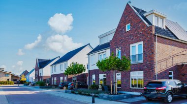 Modern aile evleri olan Hollanda Suburban bölgesi, Hollanda 'da yeni inşa edilmiş modern aile evleri