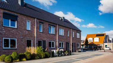 Modern aile evleri olan Hollanda Suburban bölgesi, Hollanda 'da yeni inşa edilmiş modern aile evleri, güzel ve rahat bir mahalle. Urk Flevoland 'ın varoşlarındaki boş sokaktaki bazı evler