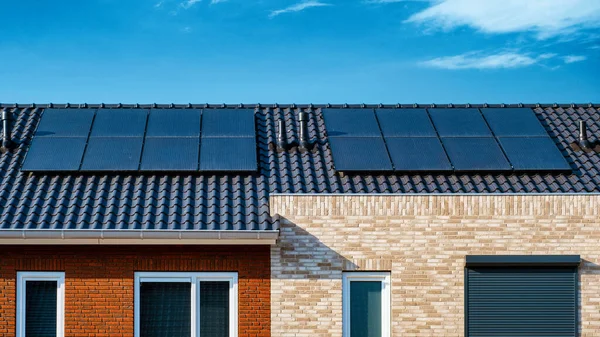 新建房屋 屋顶上有黑色太阳能电池板 屋顶上有光电电池板 荷兰太阳能绿色能源转型 — 图库照片
