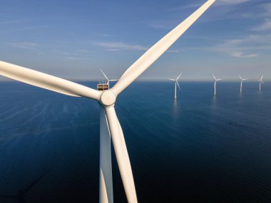 Hava manzaralı rüzgar türbini, IJsselmeer Gölü 'ndeki yel değirmeni çiftliği Hollanda' nın en büyüğü, sürdürülebilir kalkınma, yenilenebilir enerji. Avrupa 'da enerji geçişi