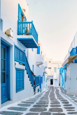 Yunanistan 'da Mikonos köyünün boş caddeleri, küçük köy kasabasında güneş doğarken Mikonos köyünün renkli sokakları