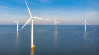 Okyanus Westermeerwind Parkı 'ndaki yel değirmenleri Hollanda Flevoland Noordoostpolder' ında güneşli bir günde denizde izole edilmiş. Flevoland 'daki Ijsselmeer gölünde büyük yel değirmeni türbinleri