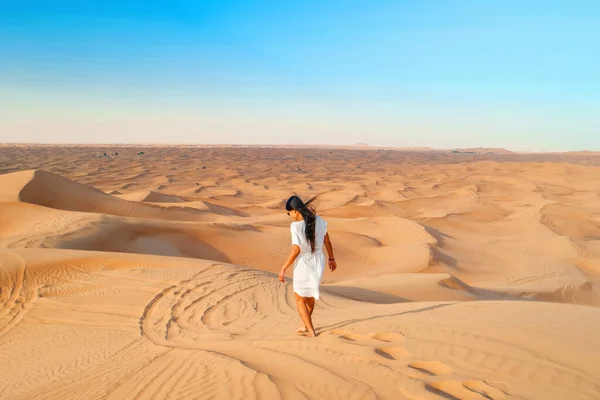 Дубайские Пустынные Песчаные Дюны Азиатская Женщина Пустынном Сафари Дубая Отдых — стоковое фото