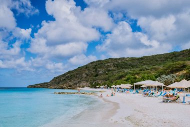 Playa Porto Marie plajı Curacao 12 Mart 2021, Turkuaz su okyanusu Karayip denizi ve sahil yatağında turist olan beyaz tropikal plaj.