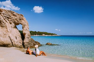 Voulisma plajı, Istron, Girit, Yunanistan, Girit adasının en güzel plajları -Agios Nikolaos yakınlarındaki Istron koyu- Yunanistan Girit 'te tatilde olan genç bir çift