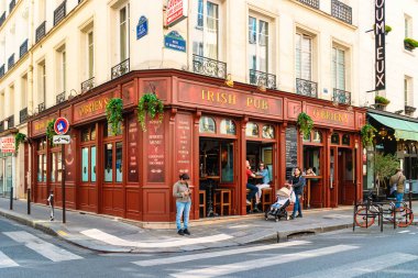 Paris Fransa 12 Eylül 2021, insanlar yaz sonu boyunca bir kafe restoranının terasında kahve içiyor..