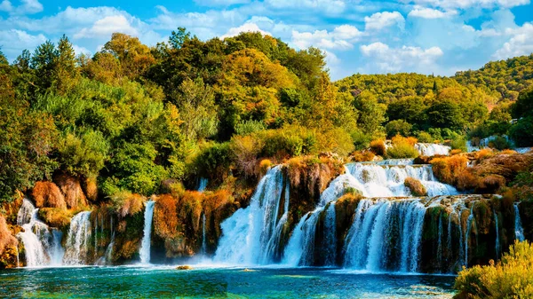 Yaz boyunca KRKA şelaleleri Hırvatistan, gün batımında parkta güneşli bir yaz akşamı Krka Ulusal Parkı Hırvatistan