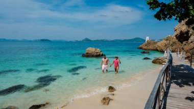 Bir çift Avrupalı erkek ve Asyalı kadın Ko Kham Adası Sattahip Chonburi Samaesan Tayland 'a tekne gezisine gittiler. Tropik bir adada turkuvaz renkli bir çift.