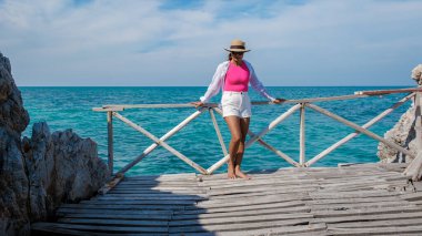 Asya 'lı bir kadın Ko Kham Adası Sattahip Chonburi Samaesan Tayland' a günlük seyahatinde. Tayland 'da mavi okyanusu olan tropik bir ada.