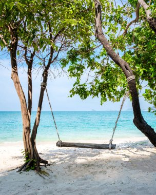 Ko Kham Adası sahilindeki bir ağacın altında salıncak Sattahip Chonburi Samaesan Tayland turkuaz renkli oktanlı tropikal bir ada.