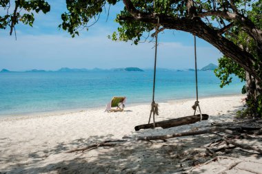 Ko Kham Adası sahilindeki bir ağacın altında salıncak Sattahip Chonburi Samaesan Tayland turkuaz renkli oktanlı tropikal bir ada.