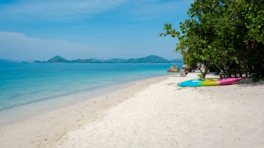 Ko Kham Adası sahilinde renkli bir kano Sattahip Chonburi Samaesan Tayland.