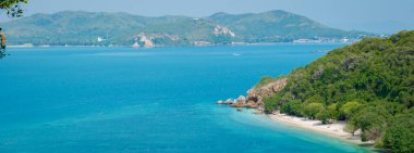 Ko Kham Adası Sattahip Chonburi Tayland üzerinde turkuaz renkli oktanlı tropikal bir ada. Ormanda kısa bir yürüyüşten sonra görüş açısına ulaşabilirsiniz.