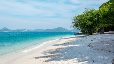 Ko Kham Adası Sattahip Chonburi Samaesan Tayland 'da tropikal bir sahil. Turkuaz renkli oktanlı bir ada.