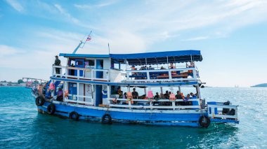 Ko Kham Adası Sattahip Samaesan Tayland 30 Kasım 2023, bir feribot yolcuları tropik adaya bir günlük gezi için getiriyor.