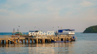 Samaesan Sattahip Chonburi Tayland 30 Kasım 2023, gün batımında limanda bir otelin ahşap iskelesi.