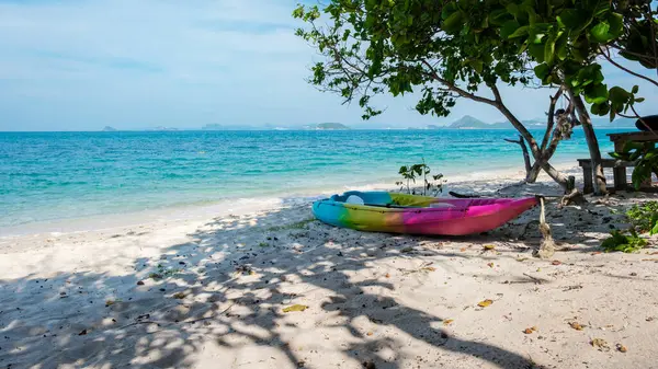 コハム島サッタップチョンブリサマサンタイのビーチのカヤック ターバウスの色のトロピカルアイランド — ストック写真