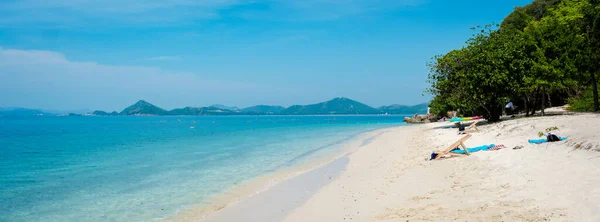 高咸岛热带海滩上的一个热带海滩Chonburi Samaesan Thailand 是一个有草皮色的热带岛屿 — 图库照片