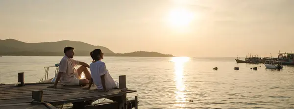 Пара Европейских Мужчин Азиатка Отпуске Таиланде Пара Наблюдает Закат Сидя — стоковое фото