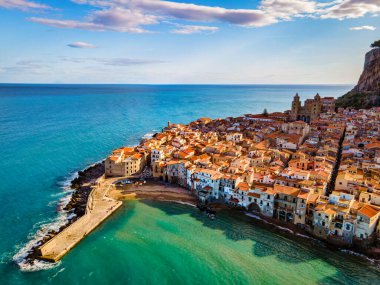 İtalya 'nın Palermo ilindeki Sicilya adasının eski ortaçağ köyü Cefalu' nun yukarısından insansız hava aracı manzarası. Avrupa. Cefalu Katedrali