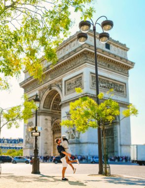 Paris 'te bir şehir gezisinde olan çift Champs Elysees Bulvarı' nı ziyaret ediyor Paris Fransa Zafer Takı 'nı. Erkekler ve kadınlar Paris 'teki Zafer Takı' nı ziyaret ediyor.