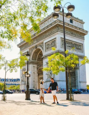 Paris 'e şehir gezisine giden çift Champs Elysees Bulvarı' nda Paris Zaferi Arc de Triomphe Fransa 'yı ziyaret ediyor. Erkekler ve kadınlar Paris 'teki Zafer Takı' nı ziyaret ediyor.