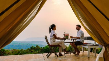 Erkekler ve kadınlar Phitsanulok Tayland 'da kamp yaparken gün batımını izliyorlar. Kuzey Tayland 'da lüks cazibe