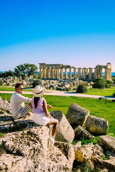 Couple Men Woman Visit Greek Temples Selinunte Sicily Vacation View — Stock Photo, Image