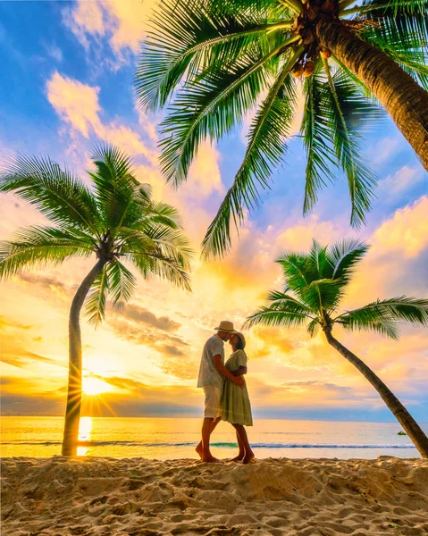 Couple Hommes Femmes Embrassant Embrassant Sur Plage Regardant Coucher Soleil — Photo