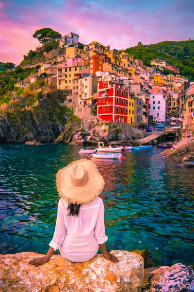 Riomaggiore Cinque Terre Italy Colorful Village Harbor Front Ocean Young — Stock Photo, Image