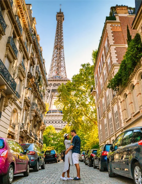 Ett Par Män Och Kvinnor Kramas Smekmånad Stadsresa Till Paris — Stockfoto