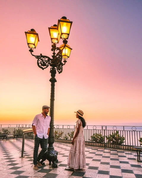 Una Pareja Bajo Linterna Durante Amanecer Abrazando Paisaje Romántico Taormina — Foto de Stock