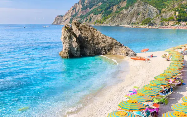 モンテロッソ休暇のペブルビーチ シンクテレモンテッロッソ チェアと傘でスパイス フェギーナ ビーチを満たす モンテロッソはシンク テレイ イタリアの一部です — ストック写真