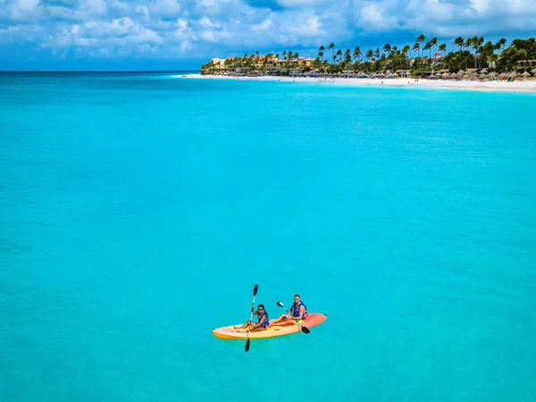 Pár Kajak Oceánu Dovolené Ostrově Aruba Karibské Moře Muž Žena — Stock fotografie