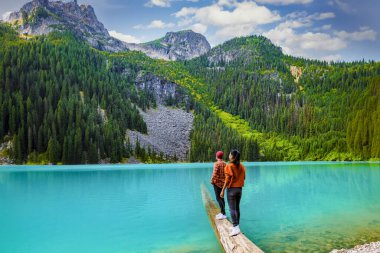 Joffre Lakes İngiliz Kolombiya Whistler Canada, Joffre Lakes Ulusal Parkı Kanada. Bir çift kadın ve erkek MÖ Jofre Gölü 'nde yürüyorlar Kanada Zümrüt yeşili turkuaz renkli bir göl ve dağlar.