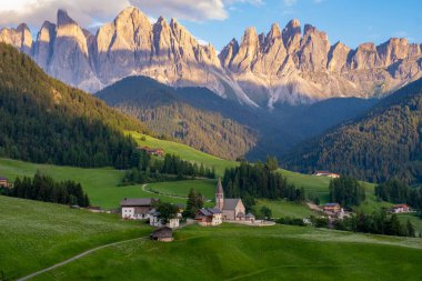 İtalyan dolomitlerin güzel manzarası Santa Magdalena Val Di Funes İtalya gün batımında