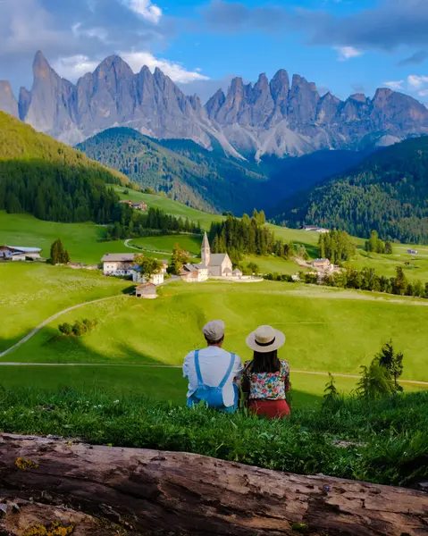 Couple Regardant Coucher Soleil Village Santa Magdalena Tyrol Sud Italie — Photo