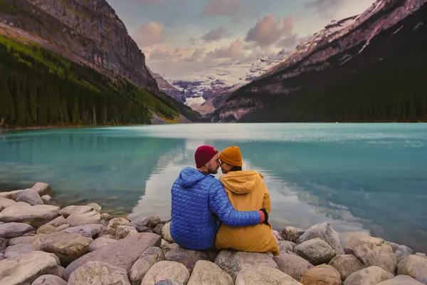 Lake Louise Banff National Park Canadian Rocky Mountains Young Couple — Stock Photo, Image