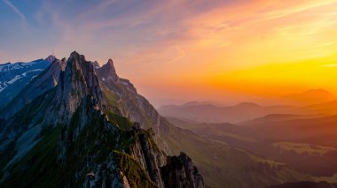 Schaeffler Dağı Sırtı İsviçre Alpstein, Appenzell İsviçre, gün batımında Berggasthaus Schafler, İsviçre 'nin görkemli Schaeffler zirvesi.