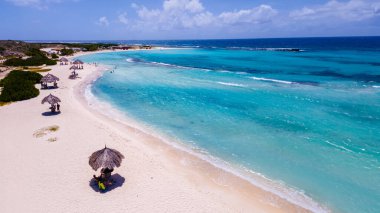 Baby Beach Aruba Adası Karayipleri, Hollanda Antilleri 'nde mavi turkuaz renkli okyanuslu beyaz plaj, bebek plajı Aruba' da Drone hava manzarası.
