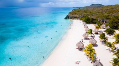 Cas Abao Beach Playa Cas Abao Karayip adası Curacao, Playa Cas Abao Curacao 'da mavi turkuaz renkli okyanus drone manzaralı beyaz bir sahil
