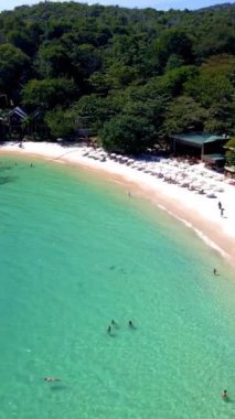 Tropik ada Koh Samet Tayland, Tayland 'daki tropik bir plajın manzarası, tatilde okyanusta yüzen insanlar.