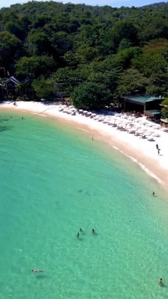 热带岛屿Koh Samet Thailand 从上面看泰国的热带海滩Koh Samed 人们在度假时在海里游泳 — 图库视频影像
