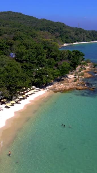泰国热带岛屿Koh Samet的空中无人驾驶飞机景观 在阳光明媚的日子里 在泰国热带海滩上 Koh Samed与人们在海里游泳 — 图库视频影像